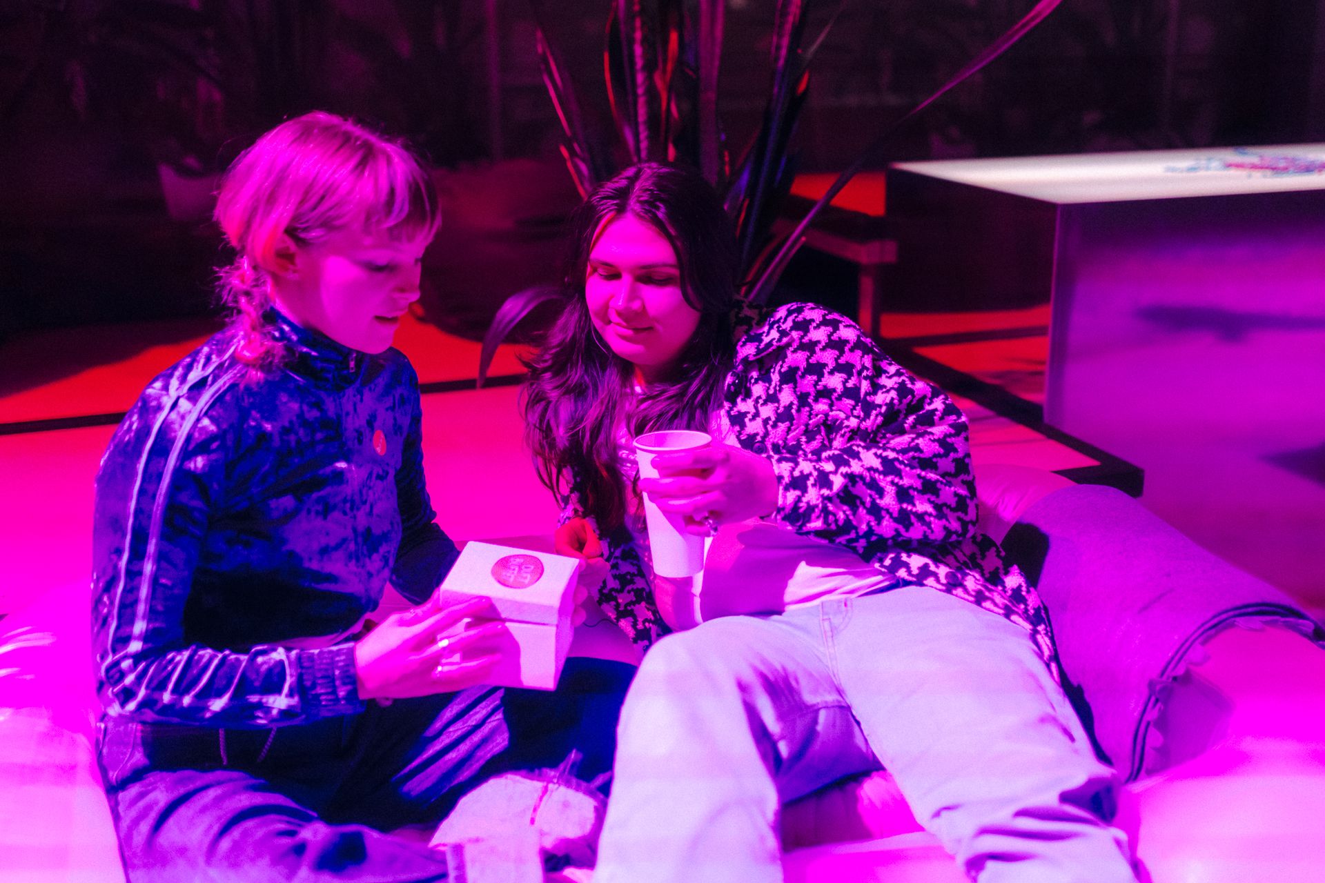 Kostenloses Kulturangebot: Closing Cocktail – A final festival get together hosted by Elena Lach & Ema Bencíková